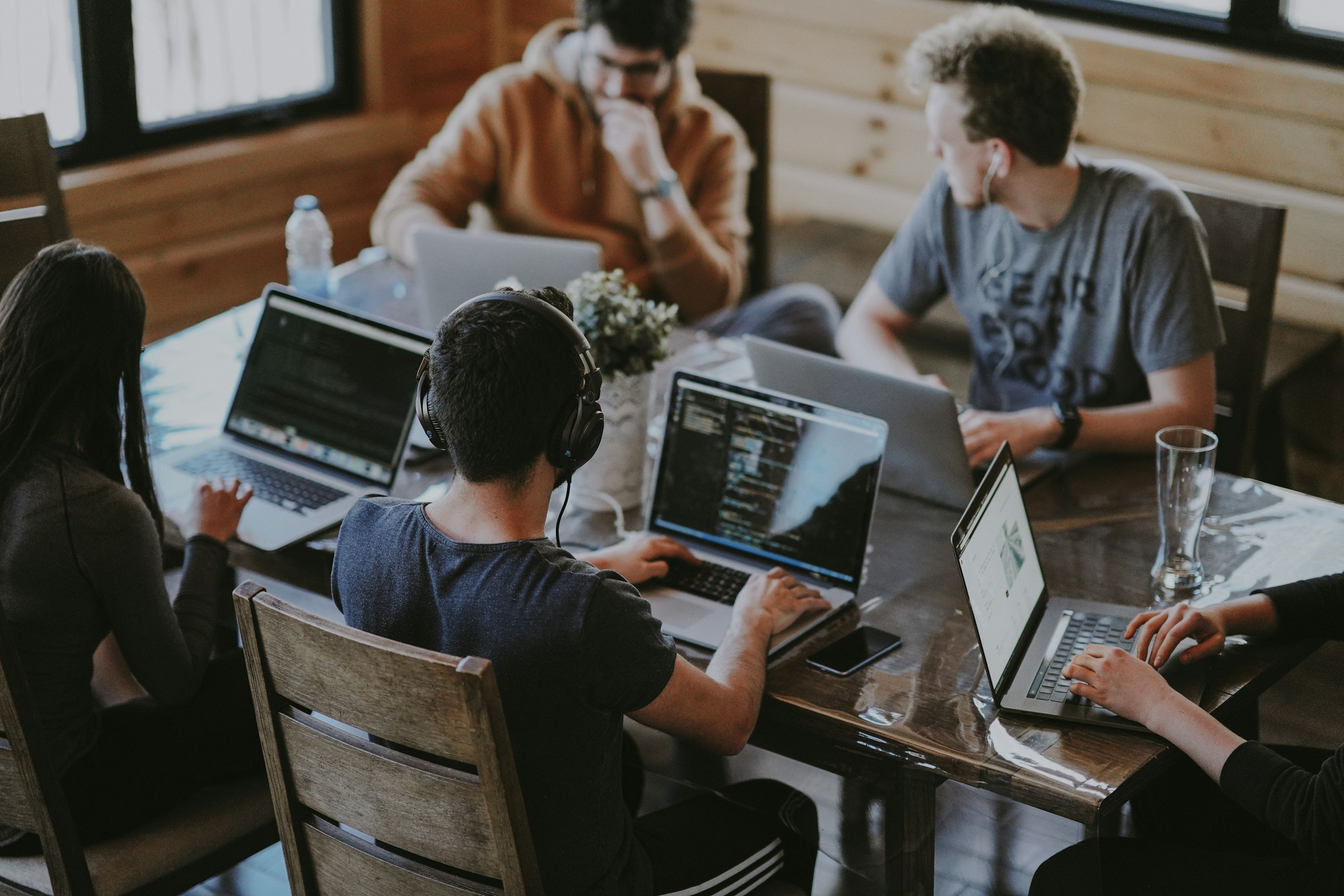 Equipa a colaborar num espaço de trabalho criativo